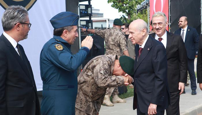 Devlet Bahçeli'nin ziyaretindeki o kare gündem oldu!  MHP'liden Özgür Özel'e yanıt