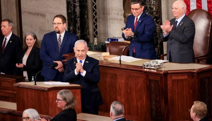 Netanyahu ABD'de ayakta alkışlandı... O isim, utanç gecesinde şu pankartla ortaya çıktı: Yıllar sonra aynı vuruldu!