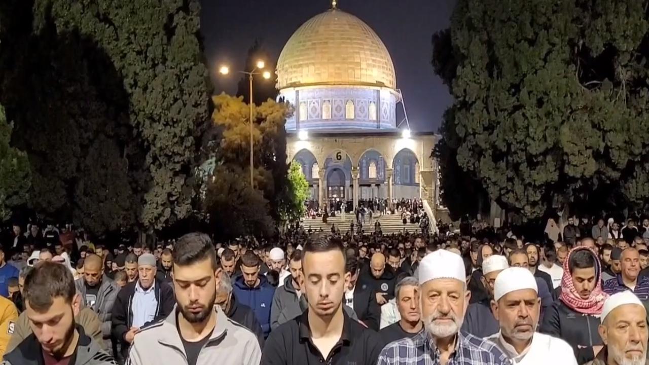 Mescid-i Aksa'da 150 bin kişi teravih namazı kıldı