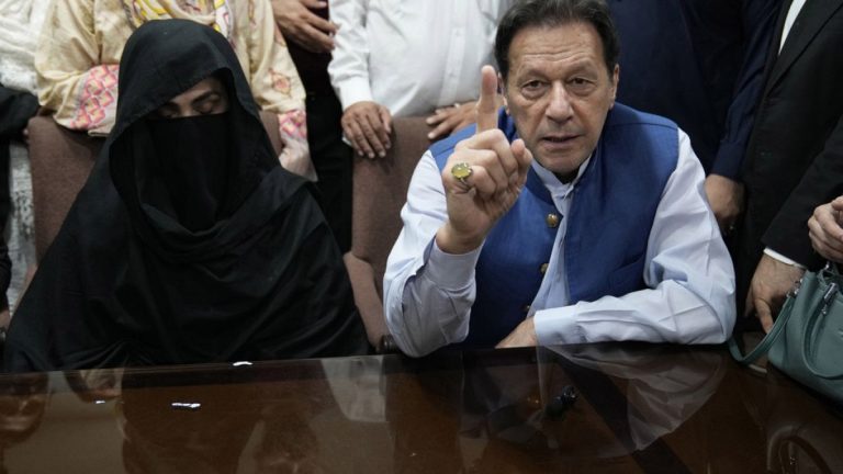 Pakistan: Eski Başbakan İmran Han ve eşine yönelik yeni yolsuzluk suçlamaları hapse atıldı