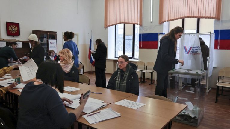 Rusya’da seçimler: Muhalifler “Putin’e karşı öğlen protestosu” için sandık başında buluştu