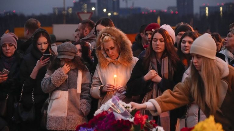Rusya’da yas: Konser salonuna düzenlenen terör saldırısında hayatını kaybedenler anıldı