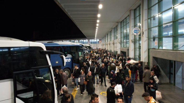 Ankara terminalindeki tatil telaşı geç saatlere kadar devam ediyor.