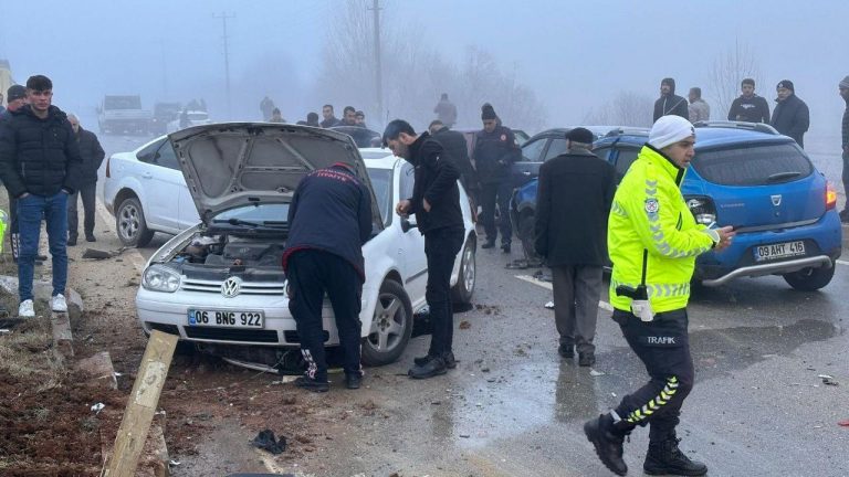 Balıkesir’de meydana gelen zincirleme kazada 4 kişi yaralandı