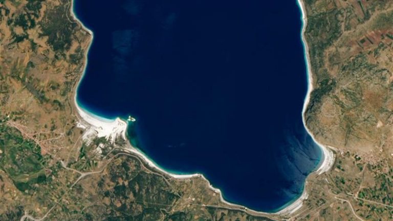 Salda Gölü, etrafına saçılan asfalt nedeniyle tehlike altında.