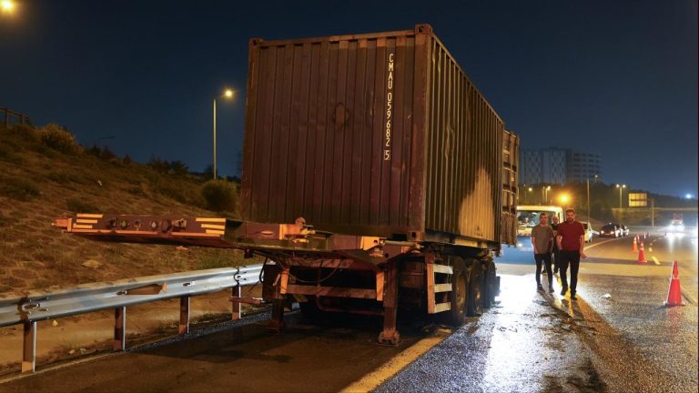 Kuzey Marmara Otoyolu'nda tır dorsesinde yangın çıktı