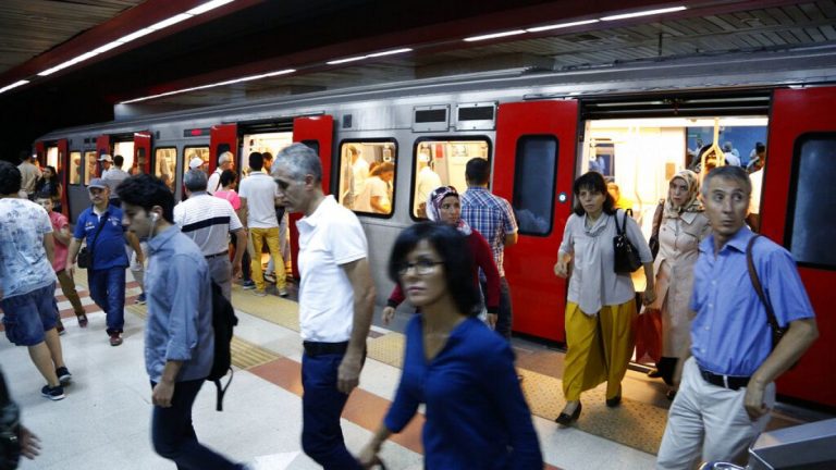İBB toplu taşıma ücretlerine yüzde 13 oranında zam yaptı.