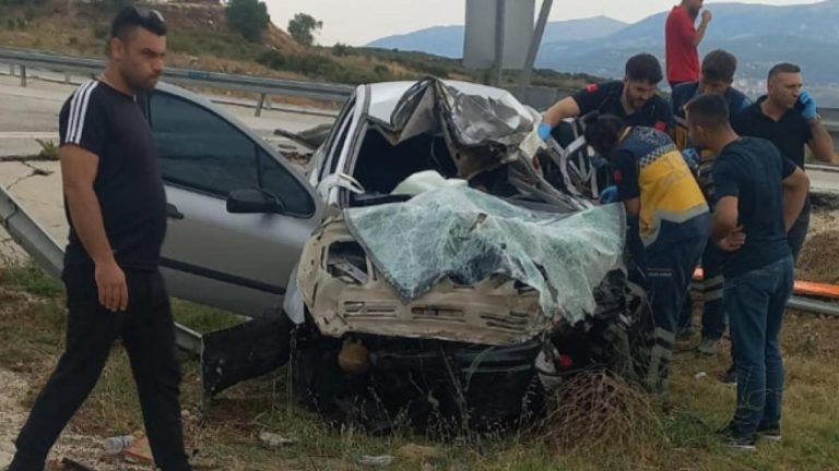 Isparta'da otomobilin TIR'a çarpması sonucu meydana gelen kazada 2 kişi hayatını kaybetti.