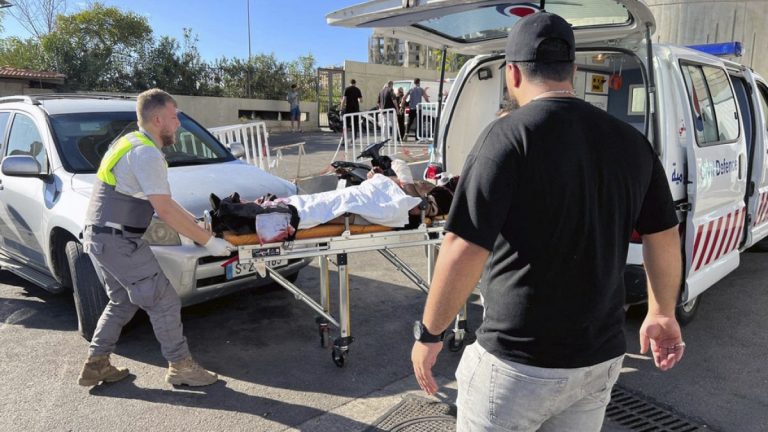Lübnan'da eş zamanlı çağrı cihazı patlamaları: Aralarında İran Büyükelçisi Amani'nin de bulunduğu çok sayıda yaralı var