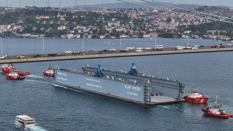 Boğaz'da gemi trafiği çift yönlü açıldı