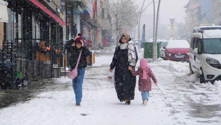 Muş beyaza büründü: Köyün 15 caddesi ulaşıma kapatıldı