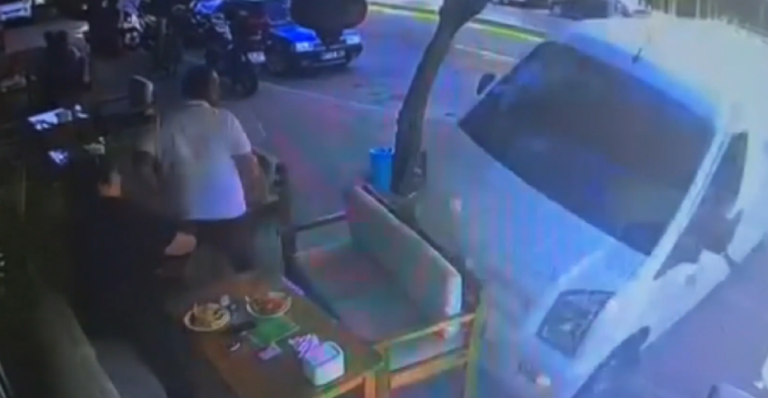 Minibüs Kafenin İçine Daldı: Müşteriler Son Anda kurtuldu